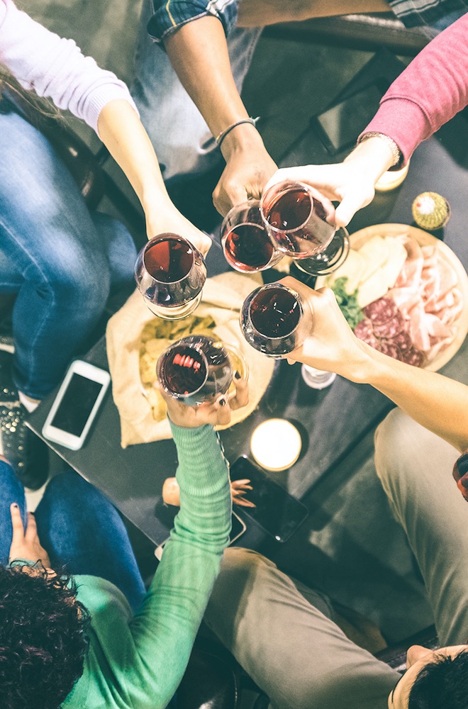 Jeunes avec verres de vin